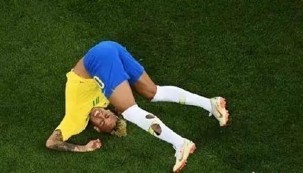 内马尔吃瓜,揭秘足球巨星背后的娱乐瞬间