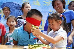 小朋友吃瓜跳舞,小朋友吃瓜跳舞欢乐时光