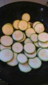 云南小圆瓜怎么吃,云南小圆瓜的多彩食法探索