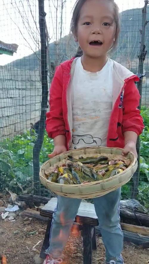 留守儿童吃瓜,见证乡村儿童的甜蜜成长