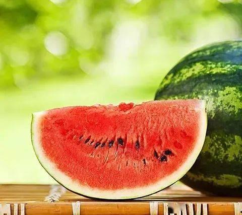 吃一个瓜送一个瓜,一瓜送双瓜，共享甜蜜滋味