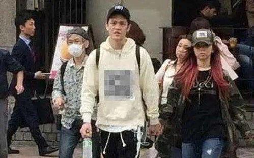 吴佳怡和男友吃瓜,吴佳怡与男友甜蜜同框，甜蜜吃瓜瞬间曝光