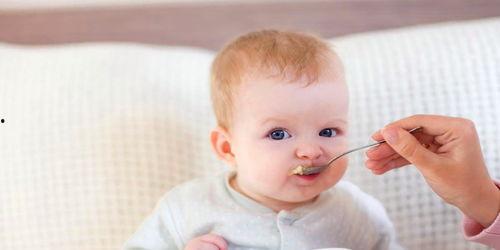 孩子吃瓜脸上痒,孩子吃瓜脸痒的温馨瞬间