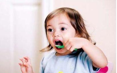 孩子吃瓜脸上痒,孩子吃瓜脸痒的温馨瞬间