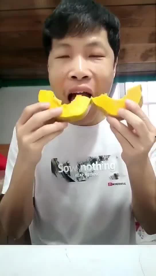 宝宝们吃瓜了视频,萌态十足引网友热议