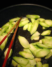 宅在家里吃瓜,揭秘网络热点的幕后故事