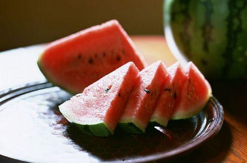 夏天吃瓜喝茶,瓜果飘香，茶香四溢