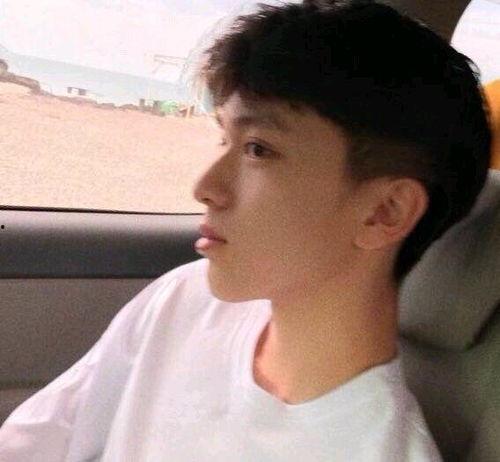 夏日吃瓜头像男,男生们的悠闲时光