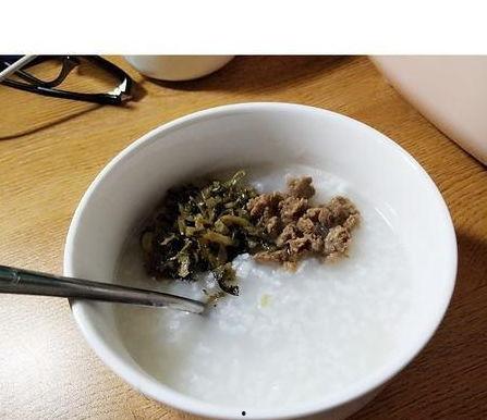 吃咸瓜配白粥,传统美食的完美搭配